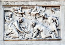 L’Adorazione dei Pastori, bassorilievo sulla facciata della Chiesa di San Giuseppe di Castello