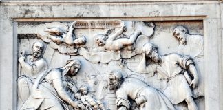 L’Adorazione dei pastori, bassorilievo sulla facciata della Chiesa di San Giuseppe di Castello