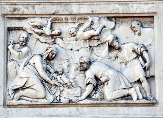 L’Adorazione dei Pastori, bassorilievo sulla facciata della Chiesa di San Giuseppe di Castello