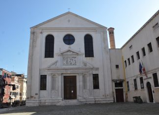 L’Adorazione dei pastori, bassorilievo sulla facciata della Chiesa di San Giuseppe di Castello