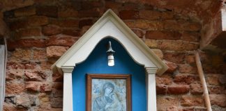La Madonna della Salute stampa nel tabernacolo (capitèło) in Corte Rota, nel Sestiere di Castello
