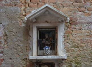 San Giuseppe col Bambino, dipinto nel tabernacolo (capitèło) in Calle Muazzo, nel Sestiere di Castello