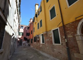 Capitello in Corte San Domenico, nel Sestiere di Castello