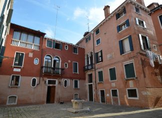 San Giorgio, bassorilievo di Corte Bollani, nel Sestiere di San Marco