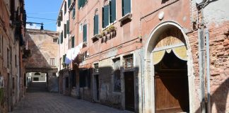 I tabernacoli (capitèłi) nel Sotoportego di Calle Zorzi, nel Sestiere di Castello