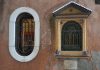 Cristo in croce, la Madonna e le pie donne, dipinto nel tabernacolo (capitèło) in Calle Longa Santa Maria Formosa, nel Sestiere di Castello