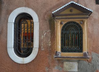 Cristo in croce, la Madonna e le pie donne, dipinto nel tabernacolo (capitèło) in Calle Longa Santa Maria Formosa, nel Sestiere di Castello