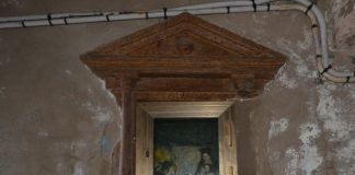 La Madonna del Rosario, nel tabernacolo (capitèło) del Sotoportego de le Ancore, nel Sestiere di Castello