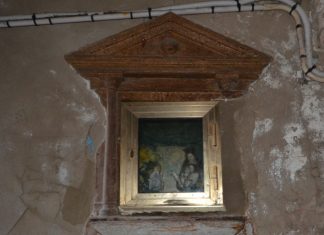 La Madonna del Rosario, nel tabernacolo (capitèło) del Sotoportego de le Ancore, nel Sestiere di Castello