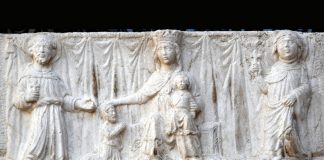 La Madonna col Bambino, San Francesco d’Assisi e Santa Chiara, rilievo di Fondamenta San Severo, nel Sestiere di Castello