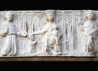 La Madonna col Bambino, San Francesco d’Assisi e Santa Chiara, rilievo di Fondamenta San Severo, nel Sestiere di Castello