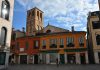La farmacia all’insegna dei Due Persici, a Santa Sofia, nel Sestiere di Cannaregio