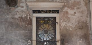 La Madonna col Bambino, stampa nel tabernacolo (capitèło) nel Sotoportego dei Cinque, nel Sestiere di San Polo
