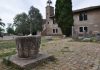 Pozzo verso il muro degli stemmi in Campo Santa Maria Assunta, nell’Isola di Torcello