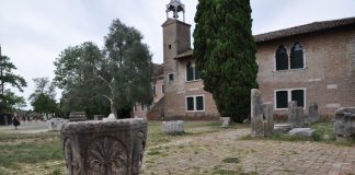Pozzo verso il muro degli stemmi in Campo Santa Maria Assunta, nell’Isola di Torcello