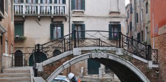Ponte Storto tra il Rio de le Becarie e il Rio de Sant’Aponal
