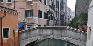 Ponte Giovanni Andrea da la Croce o de la Malvasia sul Rio de San Cassan