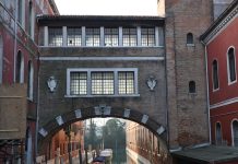 Ponte sopraelevato della Manifattura Tabacchi, sul Rio de le Burchiele