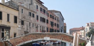 Ponte del Foscarini, tra il Rio dei Carmini e il Rio de Santa Margarita