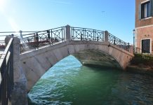 Ponte dei Saloni o de Cà Balà sul Rio de la Fornace
