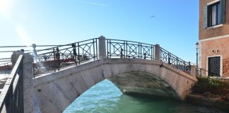 Ponte dei Saloni o de Cà Balà sul Rio de la Fornace
