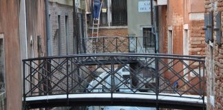 Ponte privato in Calle de la Nave, sul Rio del Piombo