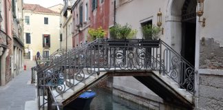 Ponte privato, sul Rio di San Zaninovo o del Remedio, secondo dal Sotoportego de la Stua