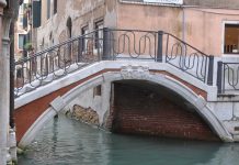 Ponte de San Cristoforo, tra il Rio Menuo o de la Verona e il Rio de le Veste