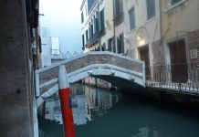 Ponte de le Acque privato, sul Rio dei Bareteri.
