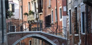 Ponte de la Scoazzera, tra il Rio di Santa Ternita e il Rio dei Scudi