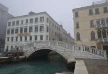 Ponte del Sepolcro, sul Rio de la Pietà.