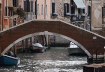 Ponte Giustinian, sul Rio dei Santi Apostoli