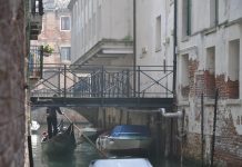 Ponte Teatro Malibran privato, sul Rio de San Giovanni Grisostomo
