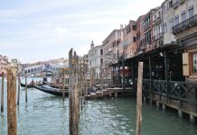 Traghetto di Riva del Carbon sul Canal Grande, va alla Riva del Vin a San Silvestro