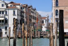 Traghetto di Santa Maria del Giglio sul Canal Grande, va alla Calle del Tragheto a San Gregorio