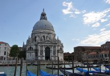 Traghetto della Trinità sul Canal Grande, va in Calle del Traghetto a San Moisè