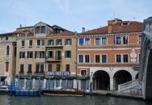 Traghetto dei Barilleri sulla Riva del Vin