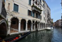 Traghetto di San Canzian nel Sotoportego del Tragheto, va a Murano