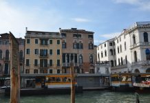 Traghetto di Cà Dolfin sul Canal Grande, va al Fontego de la Farina sulla Riva del Vin