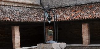 Pozzo nel primo chiostro del Convento dell’Isola di San Francesco del Deserto
