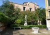 Il giardino, il leone e la colonna di Capo Sunio di Casa Busetto, all’Angelo Raffaele