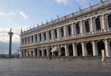 Scritte inneggianti al doge Marco Giustiniani, sulle colonne della Biblioteca Marciana e della Libreria Sansoviniana