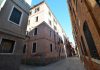 Casa della Commissione case sane ed economiche, in Calle Galion, nel Sestiere di Santa Croce