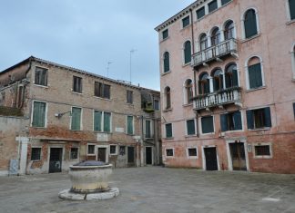 La Scuola degli Acquaroli, in Campo San Basegio, nel Sestiere di Dorsoduro