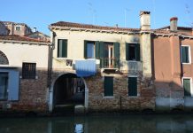 Viva Voga Veneta ASD e Row Venice, Calle de le Do Corti, nel Sestiere di Cannaregio