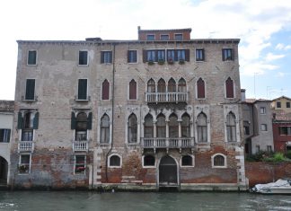 Il Palazzo Pesaro Papafava, a Santa Caterina, nel Sestiere di Cannaregio