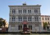 Le citazioni latine scolpite sugli architravi delle porte e sulle facciate dei palazzi, a Venezia