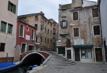 L’incisione a ricordo della presa di Buda (Ungheria 1686), ai piedi del Ponte de la Chiesa o dei Morti a San Cassan, nel Sestiere di San Polo