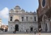 Lo sventurato figlio di un levantino, inciso su uno stipite dell’ingresso della Scuola Grande di San Marco, nel Sestiere di Castello