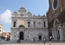 Lo sventurato figlio di un levantino, inciso su uno stipite dell’ingresso della Scuola Grande di San Marco, nel Sestiere di Castello